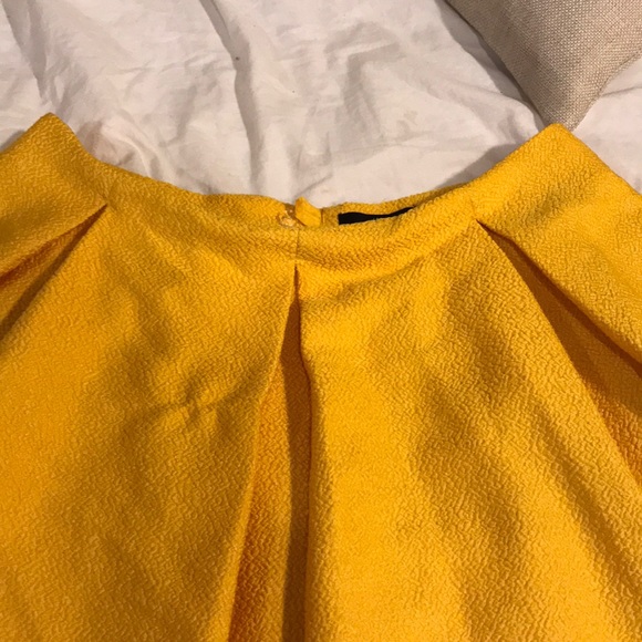 Yellow skater mini skirt - Picture 2 of 3